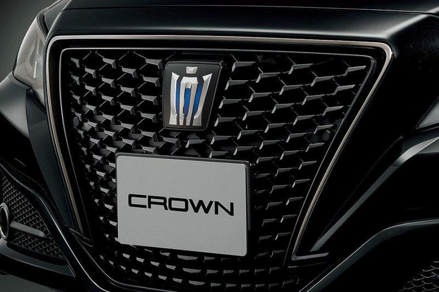 Логотип Toyota Crown Sport Style Hybrid 2019 года  (фото 8 из 18)